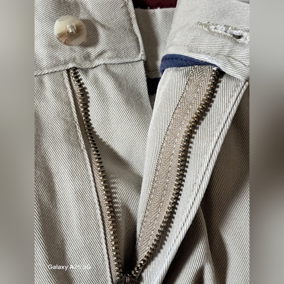 34x29 Izod Chinos 34X29 - Picture 3 of 7